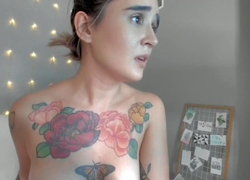 Prelepa devojka jebana, Tetovirana devojka jebana