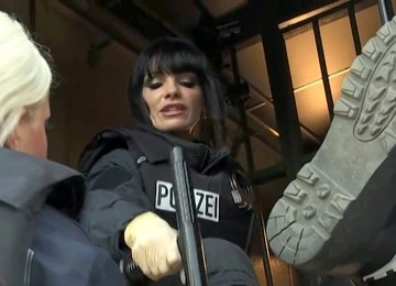 Deutsches Mädchen gefickt, Polizistin gefickt, Strapon Fick