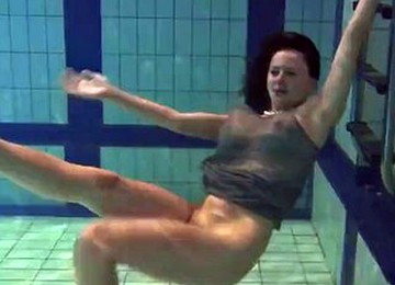 Enjoy Naked Girls Underwater